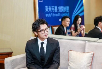 谢霆锋出席香港创新峰会，新发型成亮点