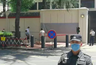 中国施工队进入原美领馆 拆除外墙标识