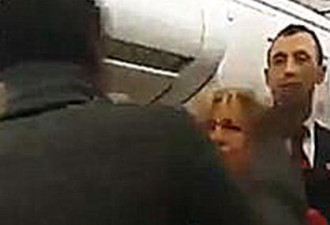 黑人夫妇向空乘人员吐口水，结果丈夫被打骨折