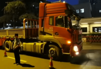 五辆重型卡车深夜进入美国驻成都领事馆！
