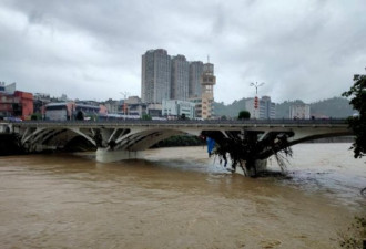 湖北恩施水淹州城：一日内河水暴涨数米