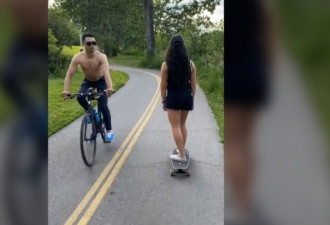 亚裔女孩公园滑滑板 骑车渣男直接向她吐口水