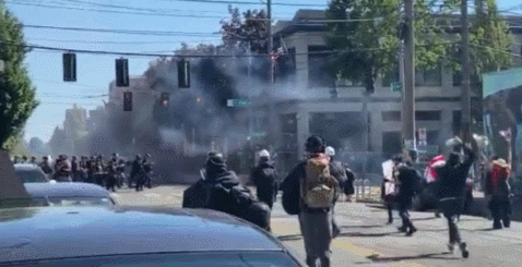 西雅图又乱了：抗议者与警方激烈对峙 逮捕11人