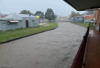 澳东南沿海遭强降雨侵袭，多地民众遭遇山洪