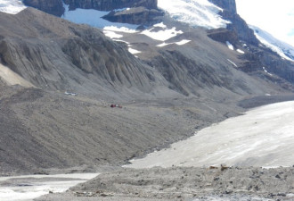 旅游大巴冰川公园翻车 3游客当场丧生14人命危
