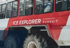 旅游大巴冰川公园翻车 3游客当场丧生14人命危