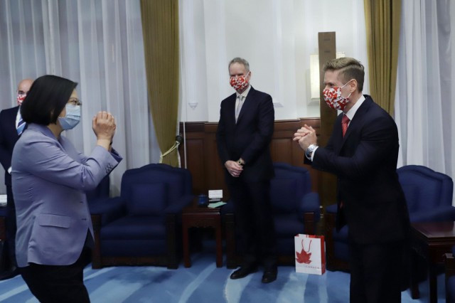 2020年7月7日，台湾领导人蔡英文（左）与加拿大驻台北贸易办事处代表芮乔丹举行会面。（Twitter@蔡英文 Tsai Ing-wen）