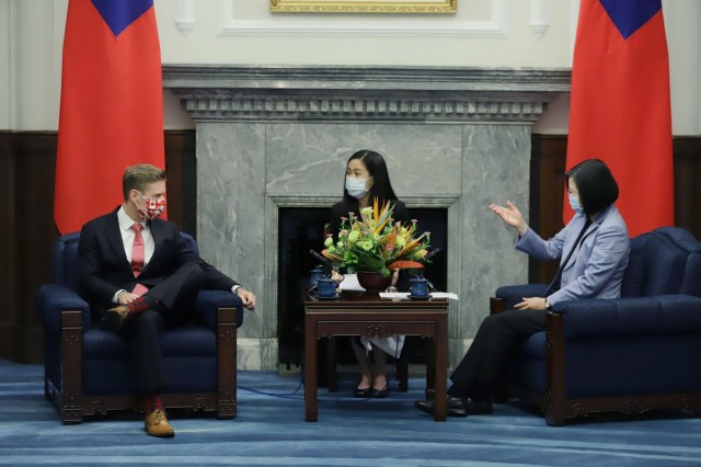 在与台湾领导人蔡英文（右）会面期间，加拿大驻台北贸易办事处代表芮乔丹翘腿动作引发争议。（Twitter@蔡英文 Tsai Ing-wen）