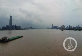 武汉部分路段江水已高过城市主干道！