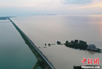 江西鄱阳湖水位暴涨破历史 一堤之隔泾渭分明