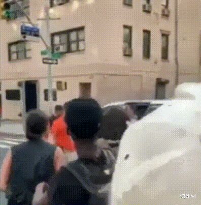 示威女被便衣绑架后 美民众包围纽约警察局长家