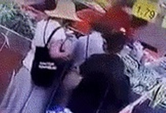 实拍：三秒钟 万锦华人超市两女贼偷走顾客钱包