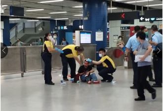 光天化日香港地铁大围站！有人持刀砍人抢名表