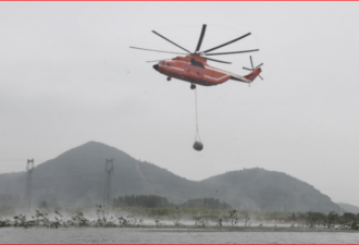 空投巨石堵溃口 湖北出动世界最大直升机
