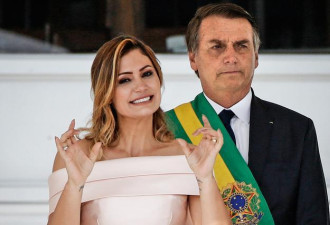巴西第一夫人 新冠检测阳性 80后比总统小27岁