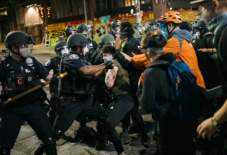 西雅图爆发数周最大冲突！5千民众上街炸警局