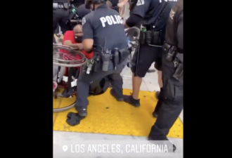 洛杉矶警察将一名黑人拽下并摔坏轮椅！
