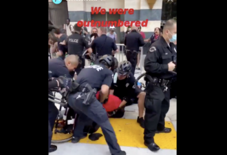洛杉矶警察将一名黑人拽下并摔坏轮椅！