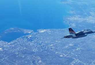 加美两国空军今在多伦多上空演习