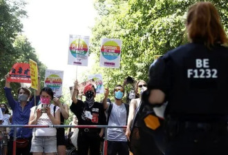 上万人游行反对抗疫，称戴口罩是奴役