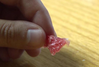 西瓜里吃出“塑料膜”，指甲都掐不断！