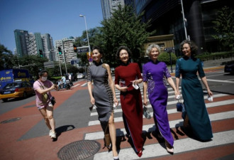 “时尚奶奶”四人帮 不戴口罩北京街头走秀
