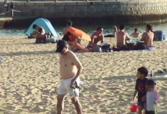 霍启刚携儿女海滩玩沙 霍震霆享受阳光
