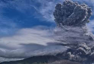 印尼火山爆发场面恐怖：火山灰柱直冲5000米