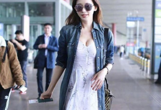 林志玲机场亮相！不系纽扣高调“晒”事业线！