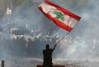 崩溃暴怒 便衣向人群开火 黎巴嫩政府倒台