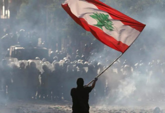 示威者闯入外交部 黎巴嫩总理表示将提前大选
