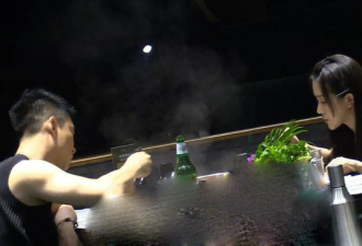曹云金深夜送美女回家 女方贴心帮整理衣领