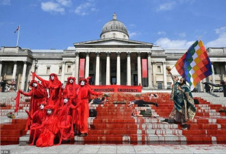英国示威者将广场台阶和喷泉池染红