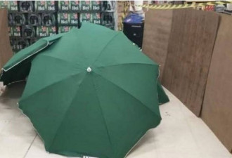 售货员猝死用伞遮蔽遗体 商场继续营业