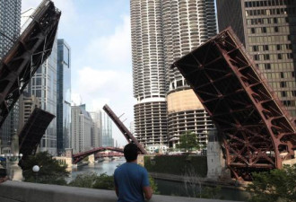 美芝加哥发生大规模抢劫 市中心桥梁升起