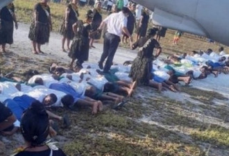 中国大使踩着30个孩童"人体地毯"下机