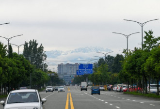 成都雪山美图刷爆朋友圈 云涌叠嶂雪峰高耸