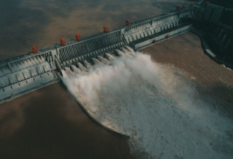 历史巨洪通过三峡工程 大坝前出现大量垃圾