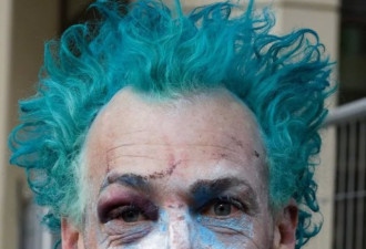 西澳街头“小丑”现身！拿喷漆破坏摄像头