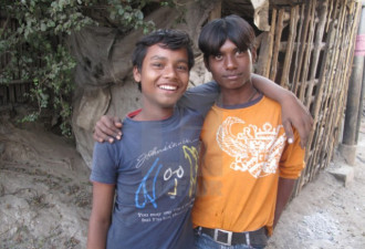 印度16岁男孩在家人面前被捅死，起因竟是...