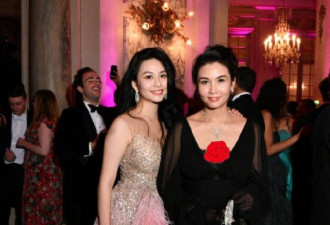 邱淑贞女儿晒港式风情美照，对镜甜笑目光动人