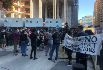 突发！多伦多今早爆发示威游行 封堵法院大门
