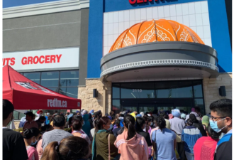 加拿大数百人挤爆亚洲超市！员工强行关店