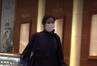 钟楚红久违现身买名表，坐拥上亿生活无忧