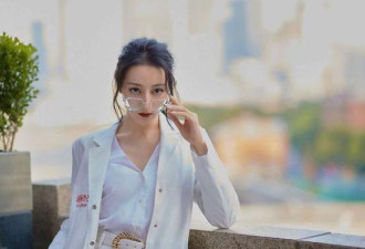 被迪丽热巴惊艳到 演绎“大小女人风”造型