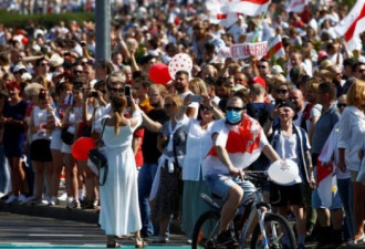 白俄罗斯：数十万人针锋相集会游行