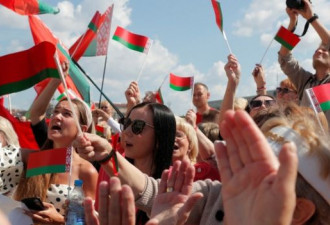 白俄罗斯：数十万人针锋相集会游行