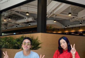 徐濠萦变淑女了！穿“泡泡袖”旗袍同框友人