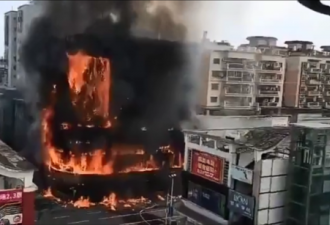 广东7层商场烧到只剩骨架 官方称无伤亡