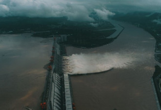 30年来最大洪水通过三峡 大坝前出现尴尬一幕